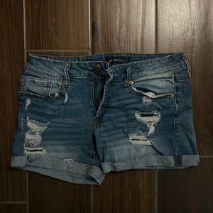 Aeropostal size 4 low rise medium wash stretchy denim shorts